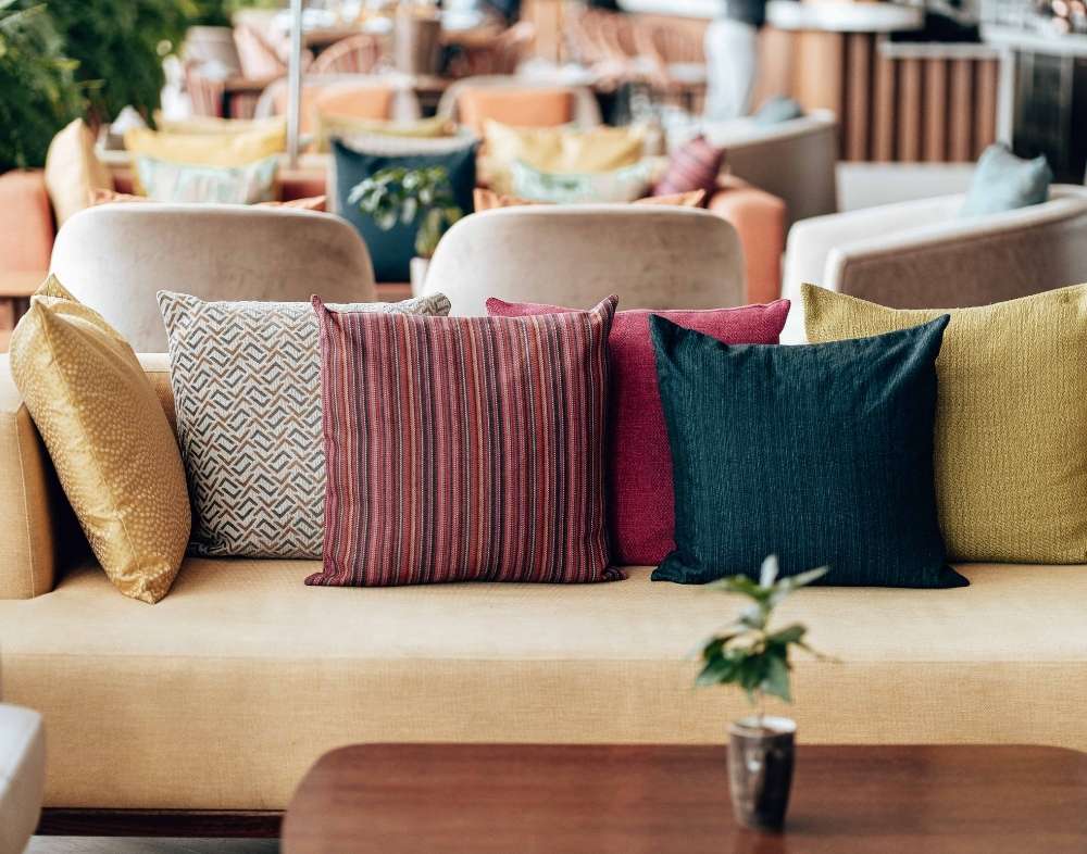 โซฟาแบบไหนเหมาะกับบ้านของคุณ วิธีเลือกโซฟาให้ตรงใจและใช้งานได้จริง